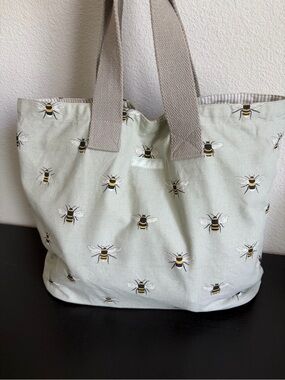 Sophie Allport Canvas Bee-Print Tote Bag in Light Sage